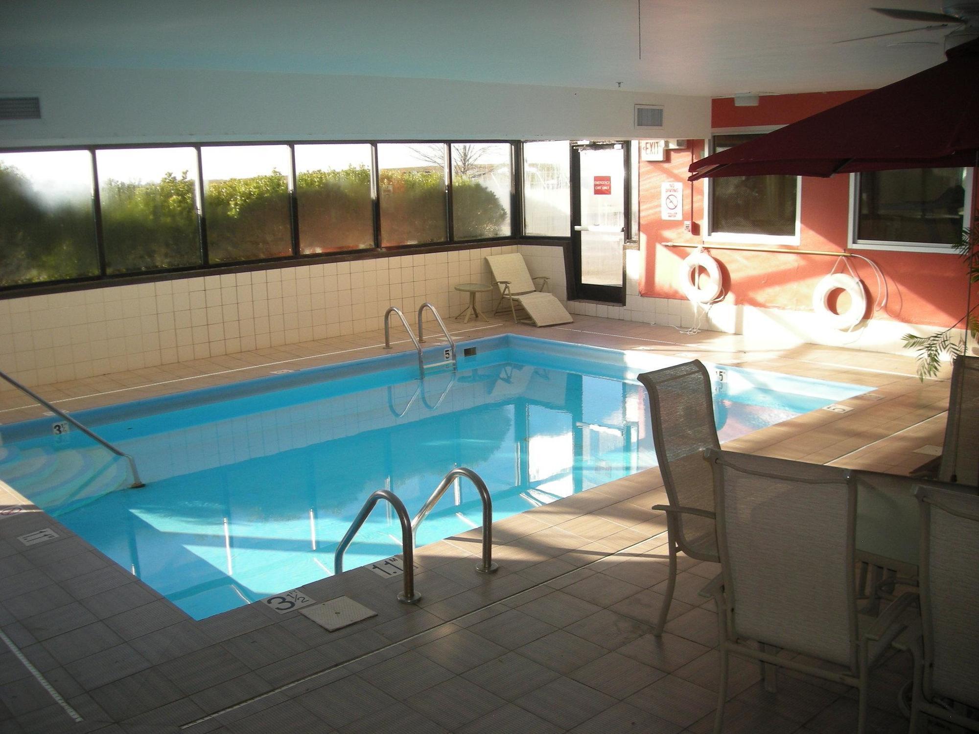 Hotel Red Roof Evansville Stacer
