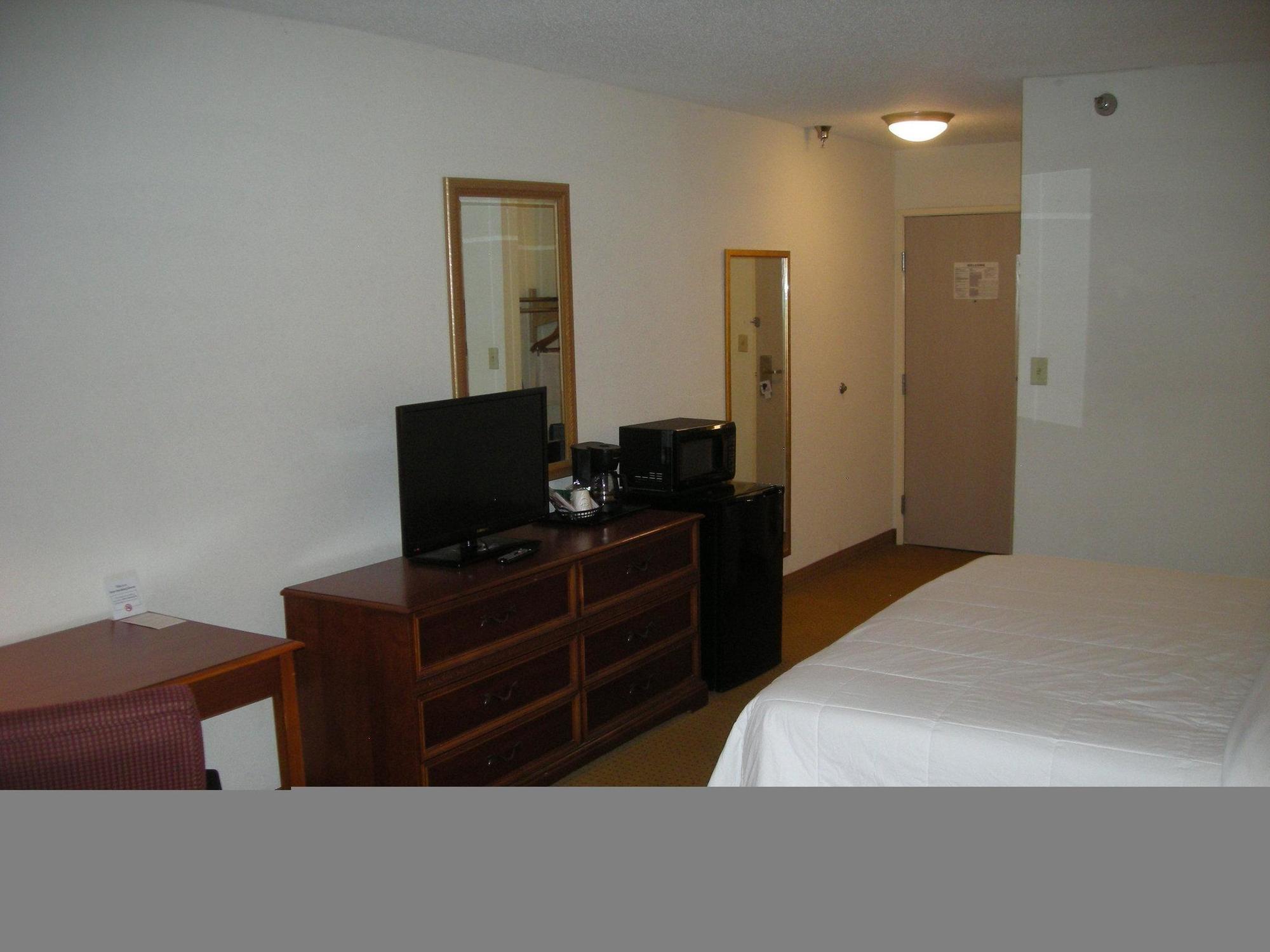 Hotel Red Roof Evansville Stacer